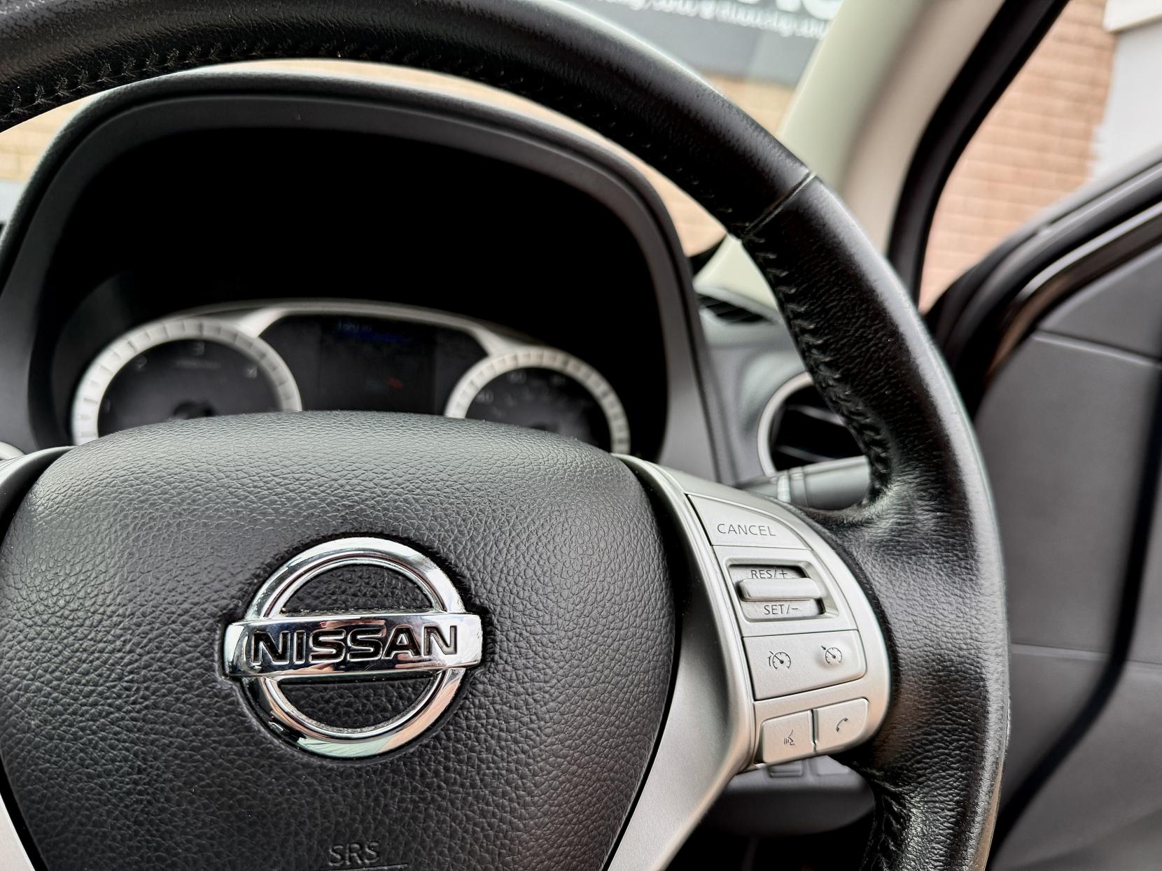 Nissan Navara 2.3 dCi N-Guard Pickup Double Cab 4dr Diesel Auto 4WD Euro 6 (190 ps)