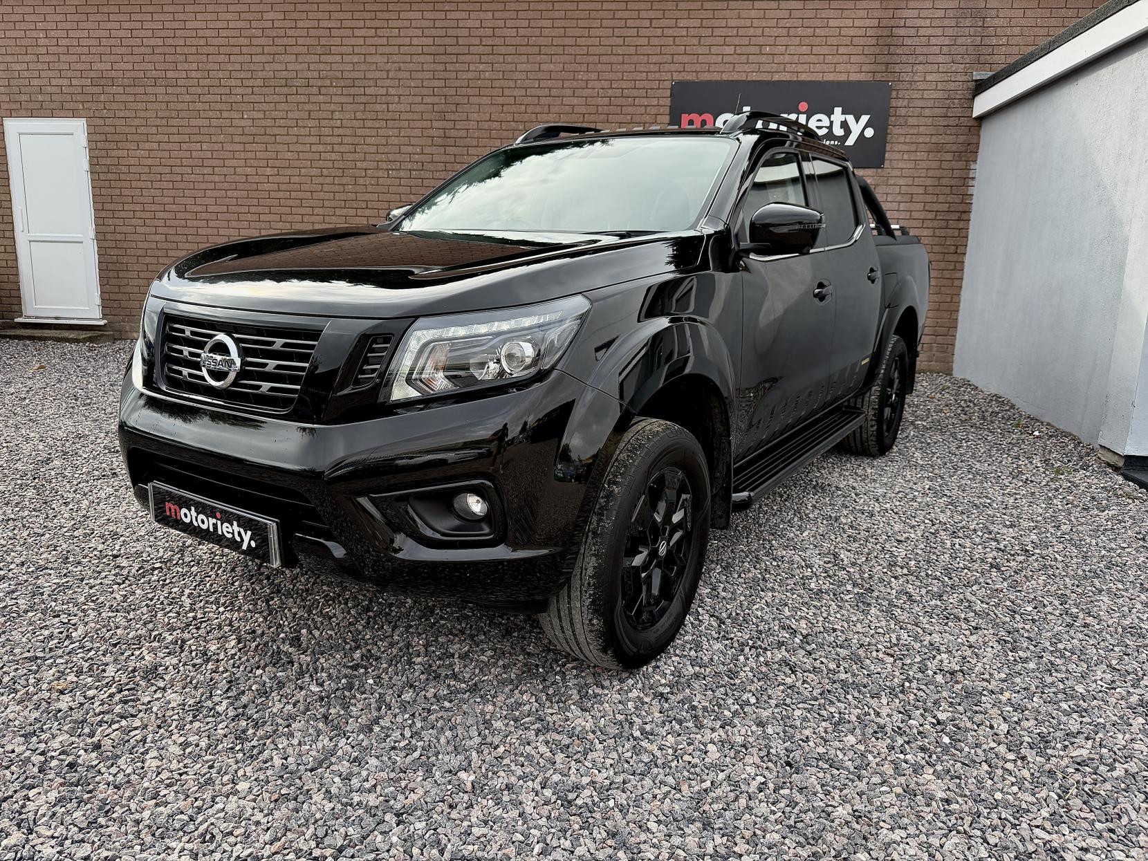 Nissan Navara 2.3 dCi N-Guard Pickup Double Cab 4dr Diesel Auto 4WD Euro 6 (190 ps)