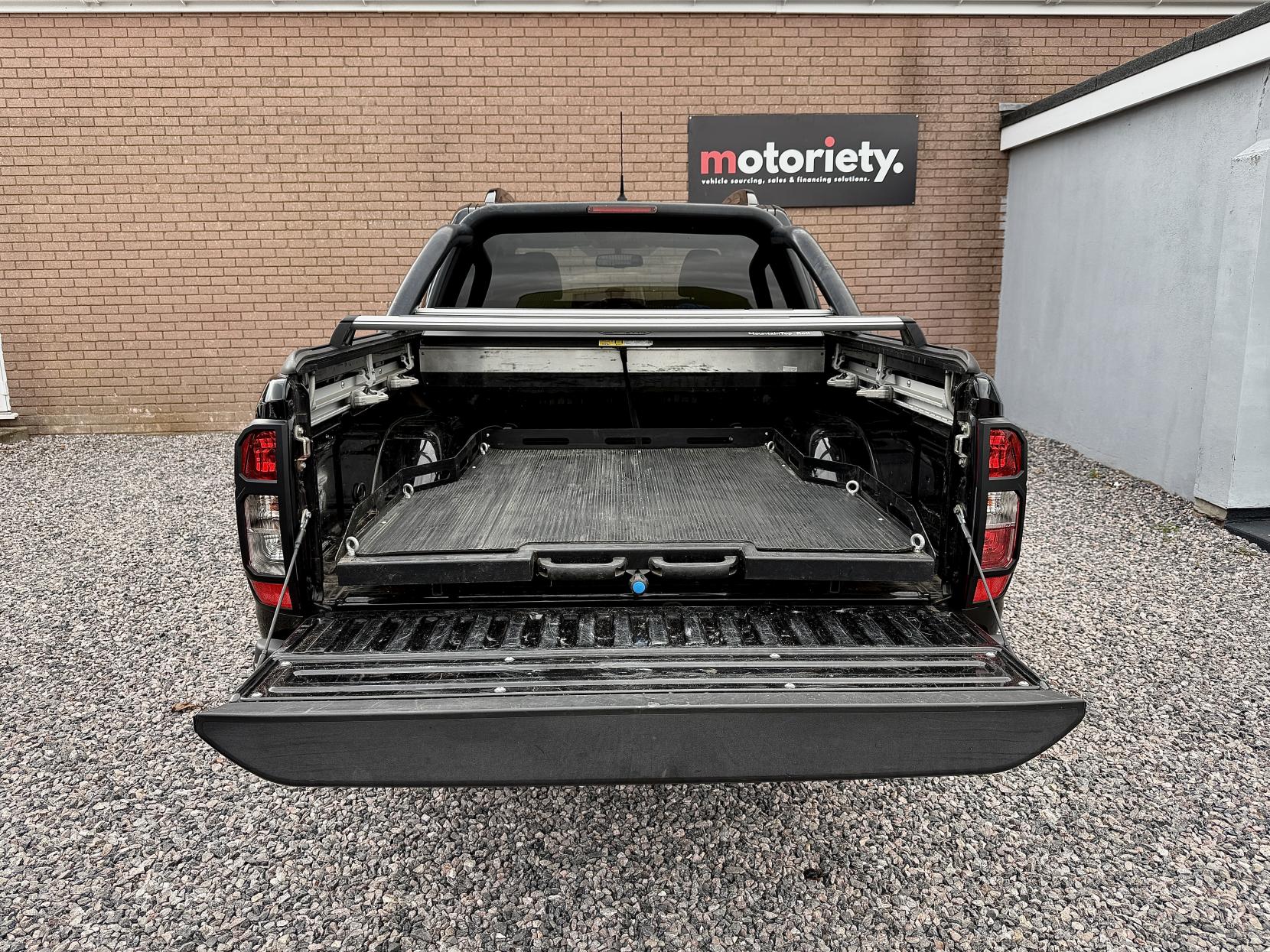 Nissan Navara 2.3 dCi N-Guard Pickup Double Cab 4dr Diesel Auto 4WD Euro 6 (190 ps)