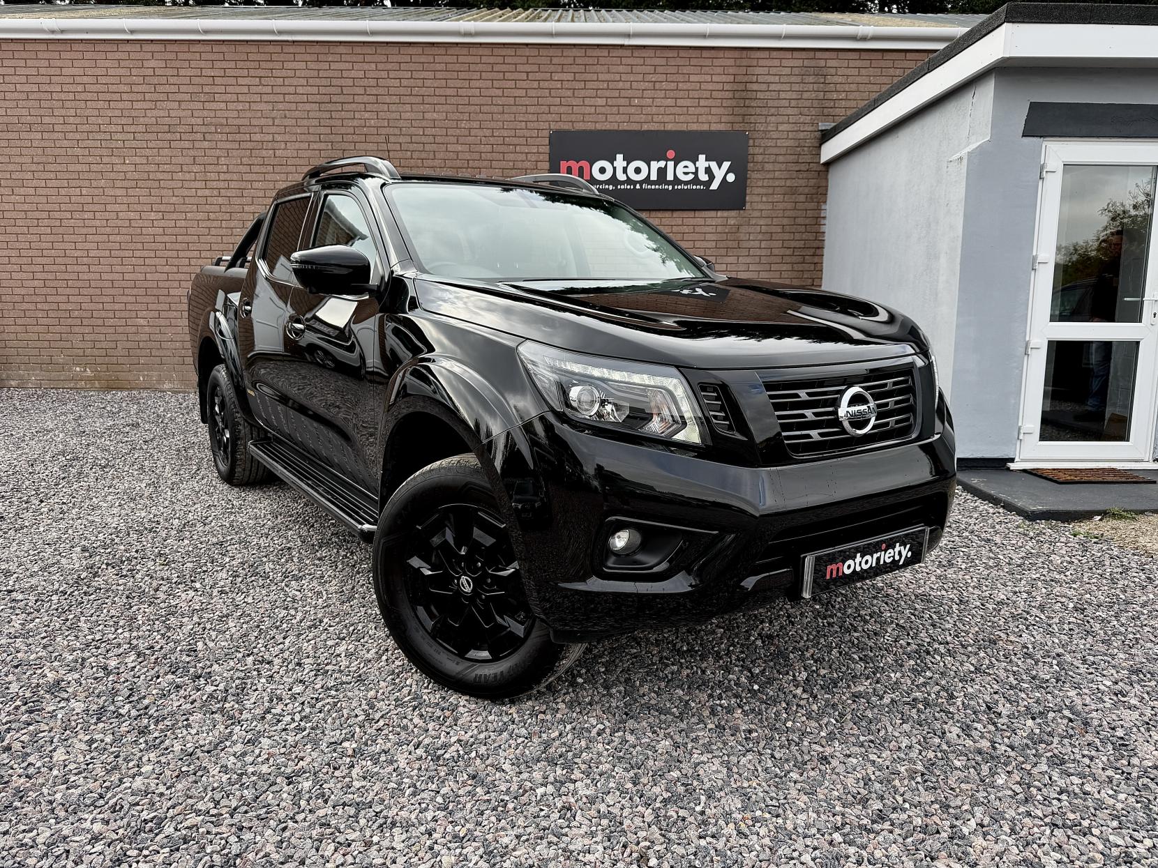 Nissan Navara 2.3 dCi N-Guard Pickup Double Cab 4dr Diesel Auto 4WD Euro 6 (190 ps)