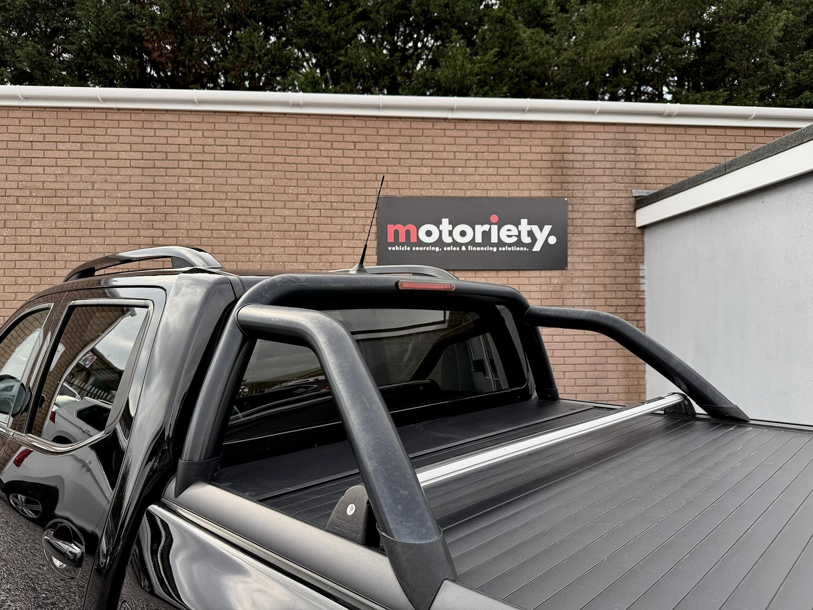 Nissan Navara 2.3 dCi N-Guard Pickup Double Cab 4dr Diesel Auto 4WD Euro 6 (190 ps)