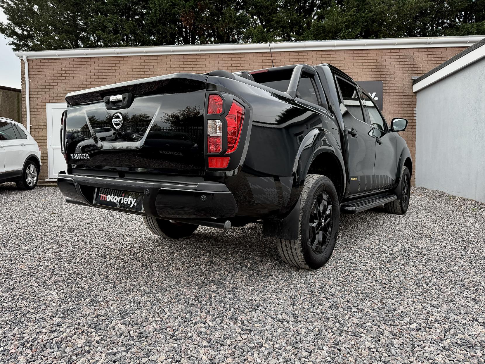 Nissan Navara 2.3 dCi N-Guard Pickup Double Cab 4dr Diesel Auto 4WD Euro 6 (190 ps)