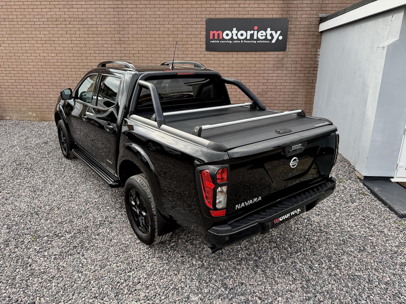 Nissan Navara 2.3 dCi N-Guard Pickup Double Cab 4dr Diesel Auto 4WD Euro 6 (190 ps)