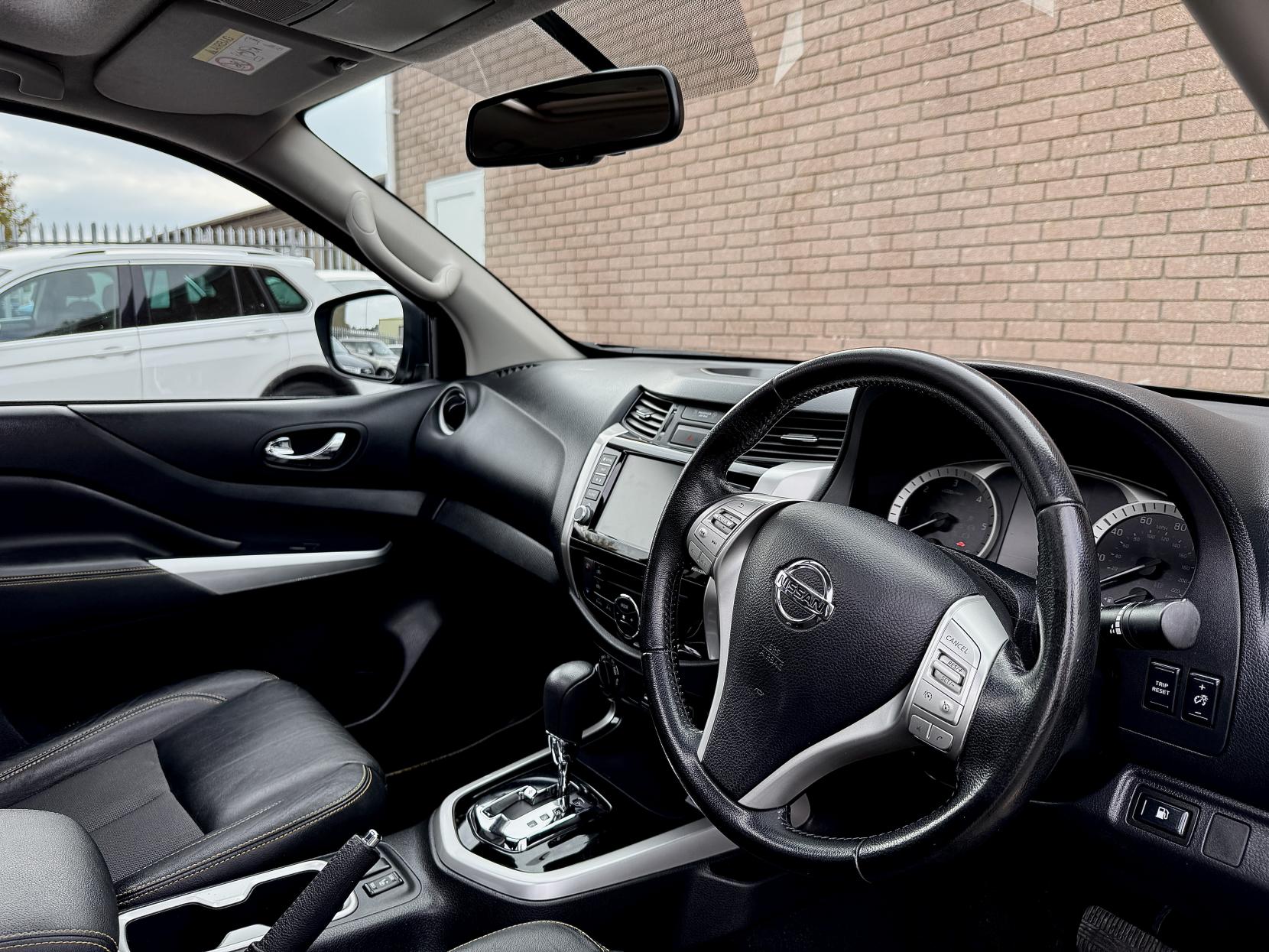 Nissan Navara 2.3 dCi N-Guard Pickup Double Cab 4dr Diesel Auto 4WD Euro 6 (190 ps)