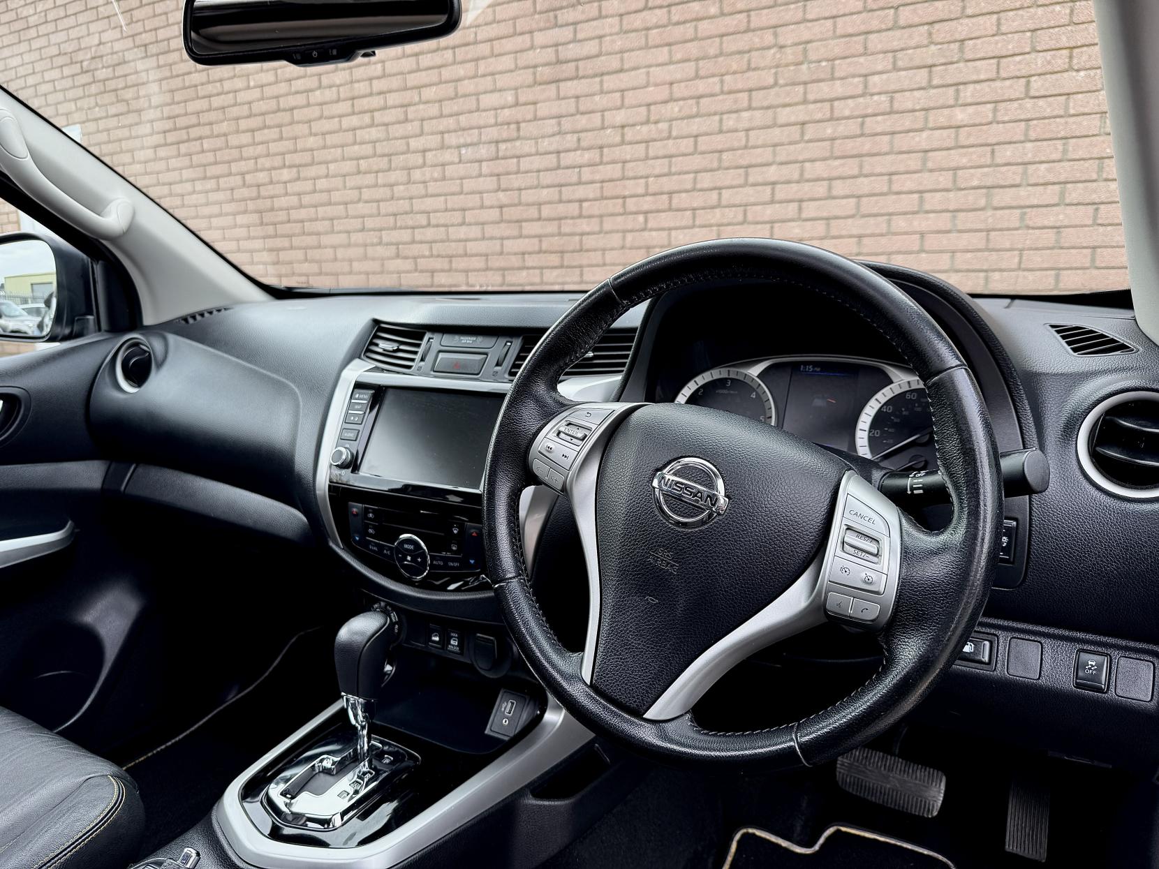 Nissan Navara 2.3 dCi N-Guard Pickup Double Cab 4dr Diesel Auto 4WD Euro 6 (190 ps)