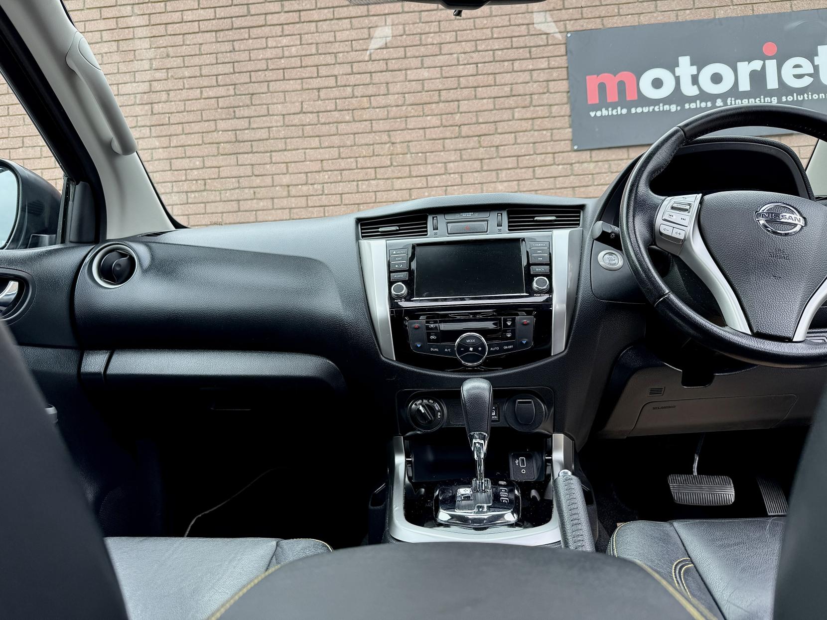 Nissan Navara 2.3 dCi N-Guard Pickup Double Cab 4dr Diesel Auto 4WD Euro 6 (190 ps)