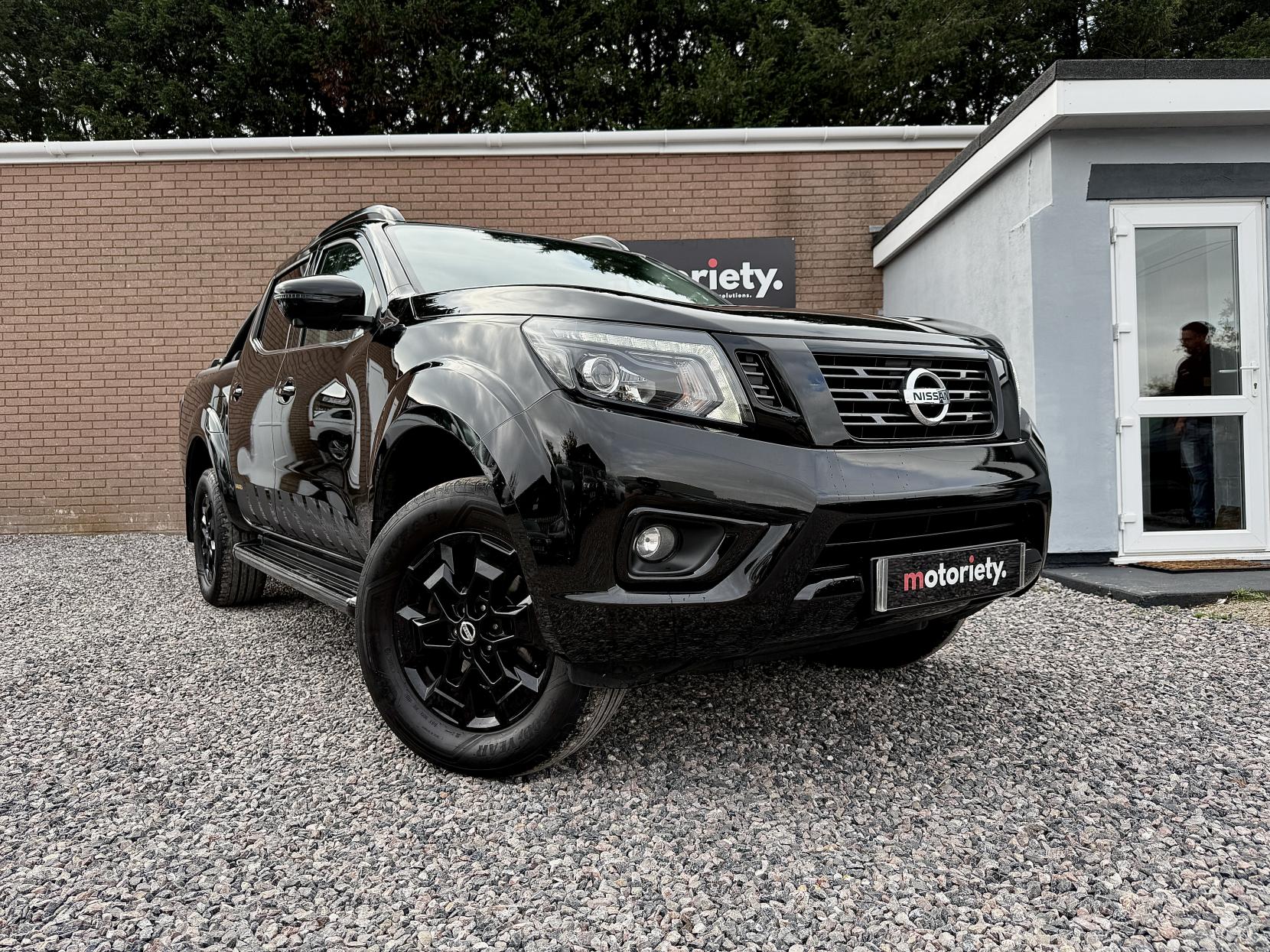 Nissan Navara 2.3 dCi N-Guard Pickup Double Cab 4dr Diesel Auto 4WD Euro 6 (190 ps)