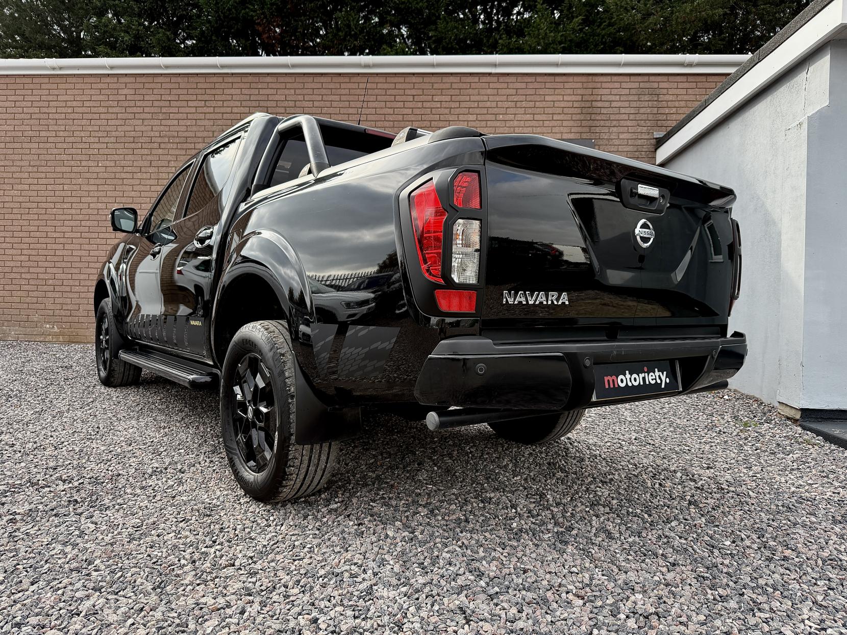 Nissan Navara 2.3 dCi N-Guard Pickup Double Cab 4dr Diesel Auto 4WD Euro 6 (190 ps)
