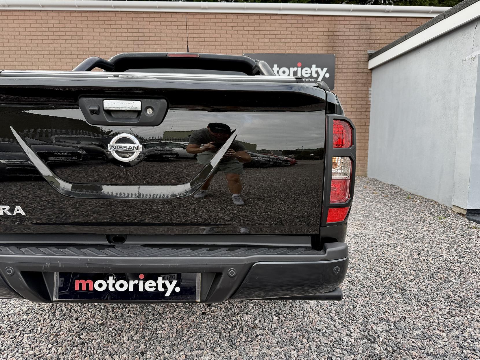 Nissan Navara 2.3 dCi N-Guard Pickup Double Cab 4dr Diesel Auto 4WD Euro 6 (190 ps)