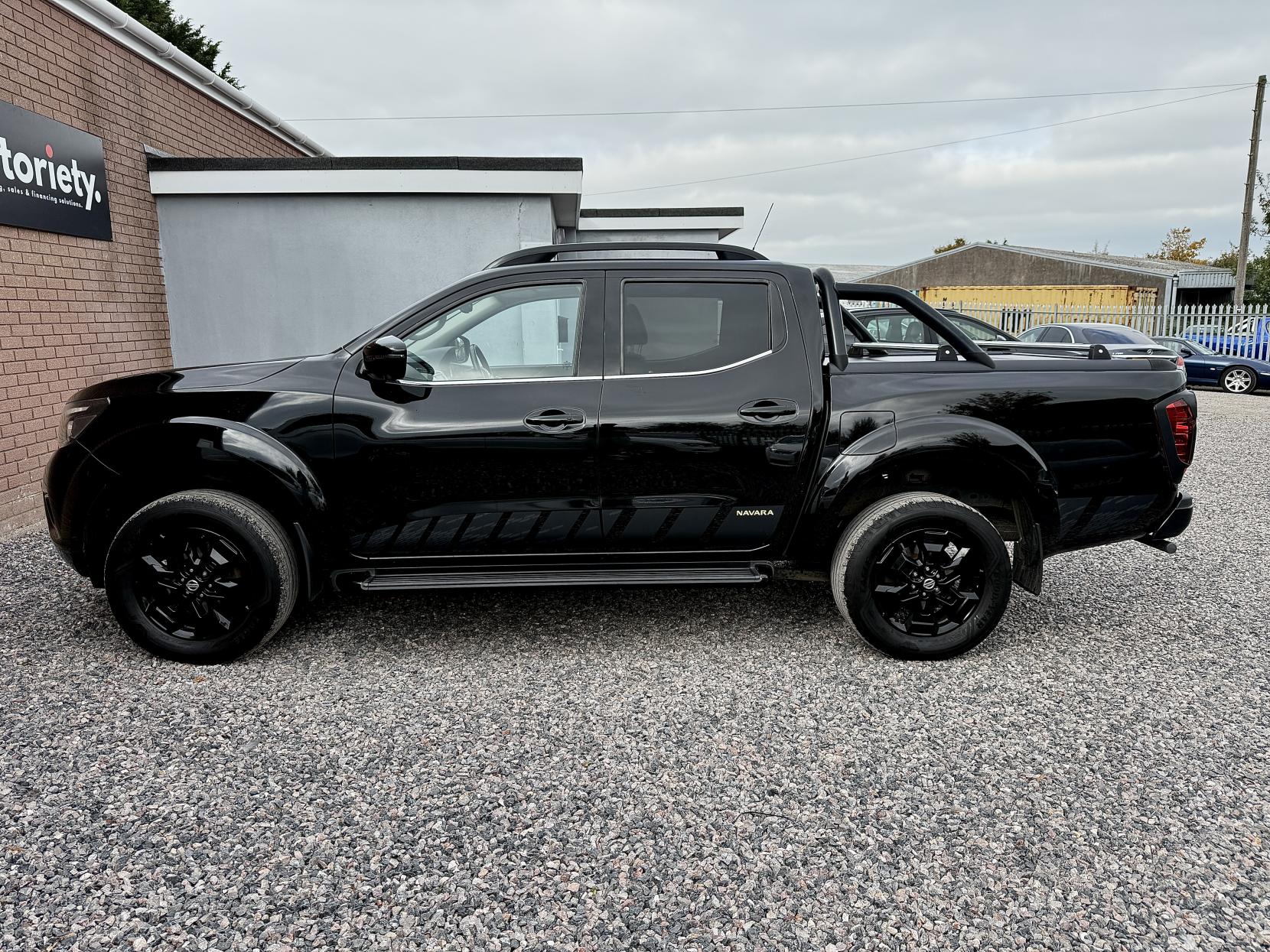 Nissan Navara 2.3 dCi N-Guard Pickup Double Cab 4dr Diesel Auto 4WD Euro 6 (190 ps)