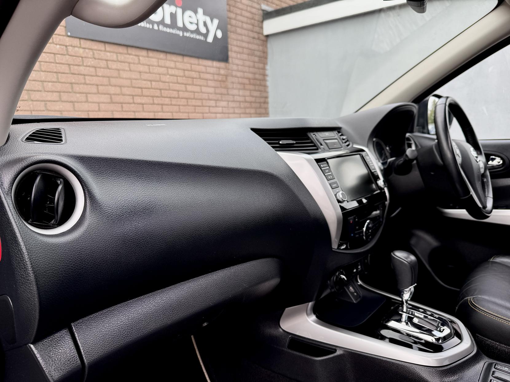 Nissan Navara 2.3 dCi N-Guard Pickup Double Cab 4dr Diesel Auto 4WD Euro 6 (190 ps)