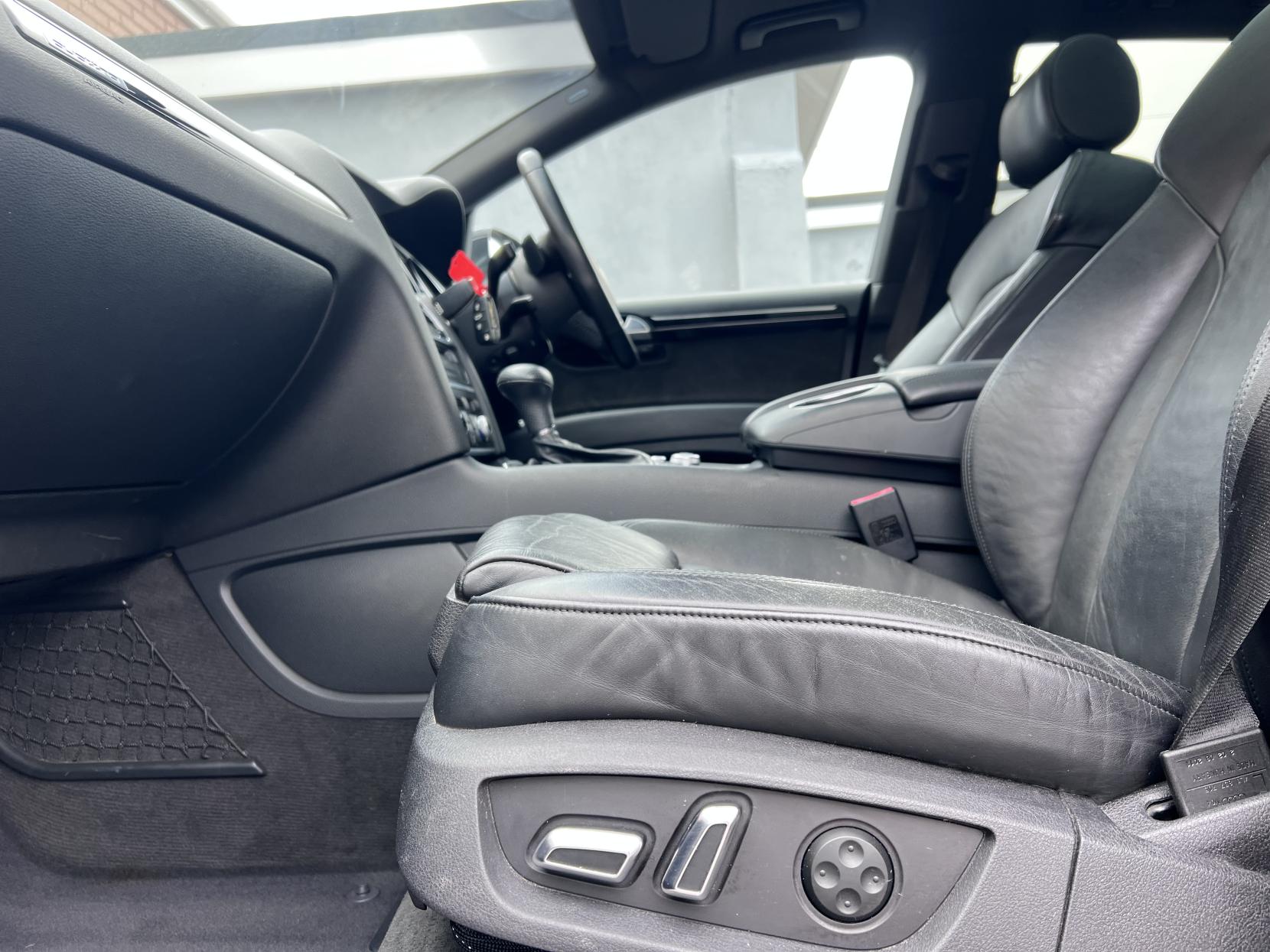 Audi Q7 3.0 TDI V6 S line SUV 5dr Diesel Tiptronic quattro Euro 5 (s/s) (245 ps)