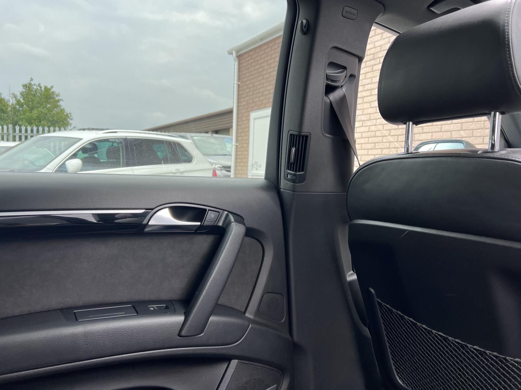 Audi Q7 3.0 TDI V6 S line SUV 5dr Diesel Tiptronic quattro Euro 5 (s/s) (245 ps)