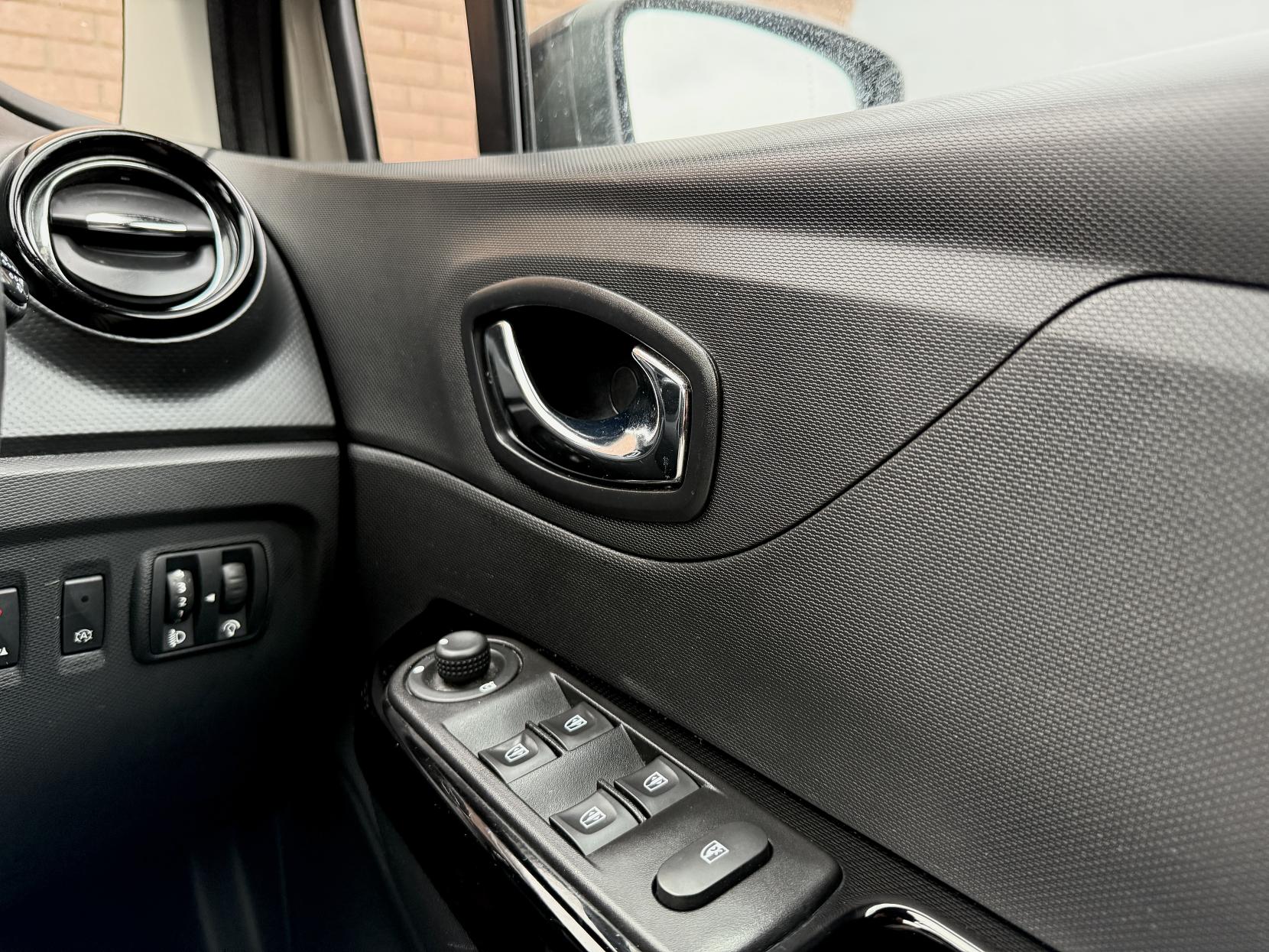 Renault Captur 1.5 dCi ENERGY Dynamique S MediaNav SUV 5dr Diesel Manual Euro 5 (s/s) (90 ps)